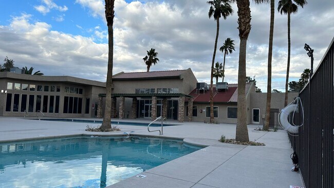 Building Photo - 2 Bedroom Condo in Guard Gated Community
