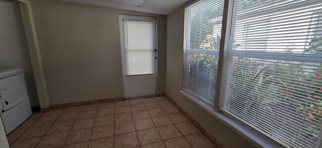 Building Photo - 2/1 Home in suberb location, pet friendly!