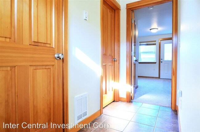 Building Photo - 4533 41st Ave SW