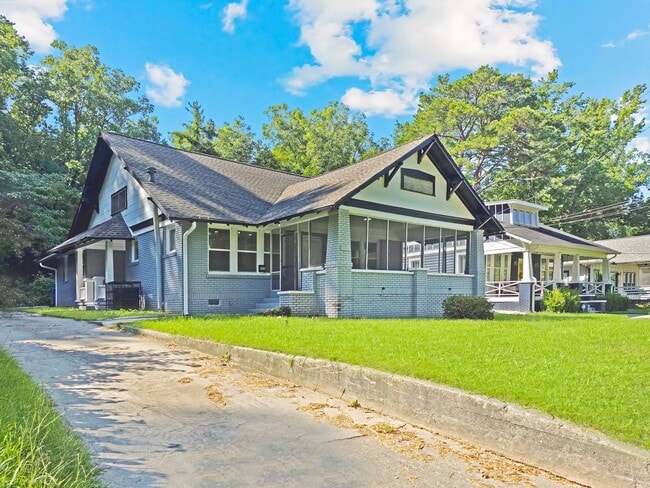 Primary Photo - Beautifully Renovated 4 Bedroom Home in th...