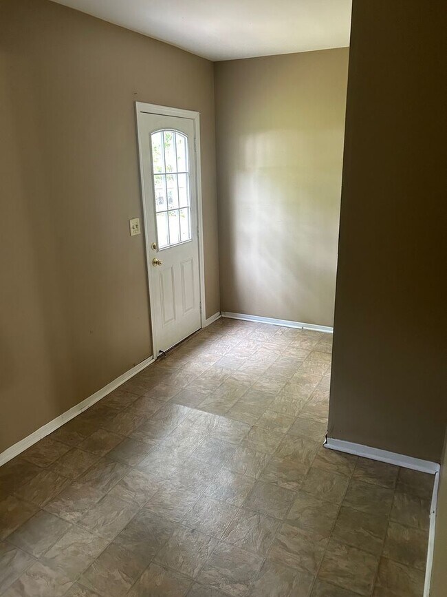 Building Photo - Updated 2 Bedroom 1 Bath Convenient Shively location