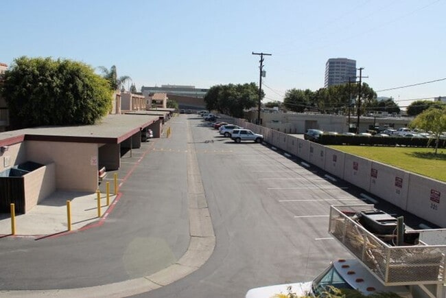 Building Photo - GREAT UPSTRS CONDO FOR LEASE!