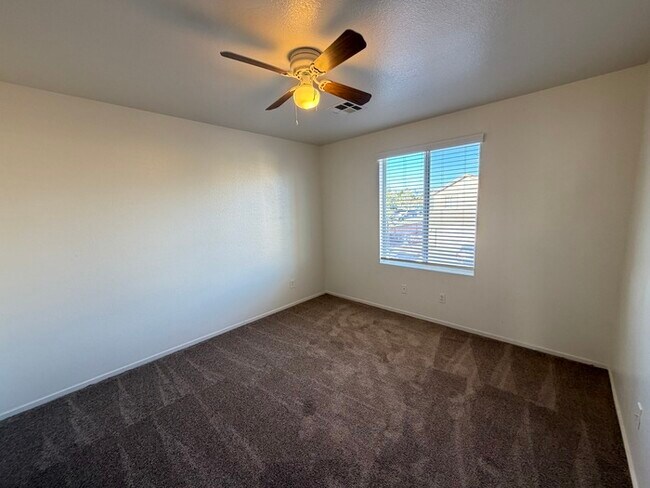 Building Photo - Carry Over Showing: This property has been shown before and will be rented to the first most qual...