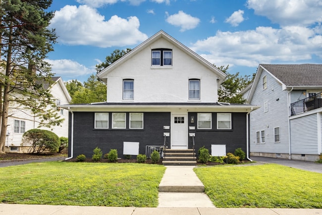 Building Photo - 721 N Wood Ave