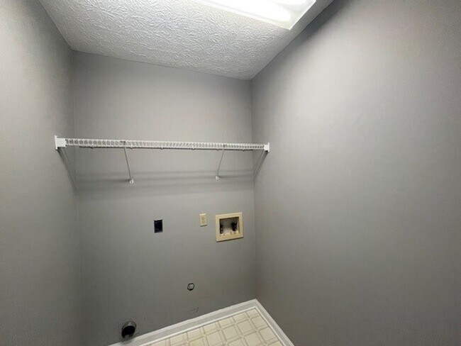 Building Photo - STYLISHLY UPDATED 3 BEDROOM CONDO IN LENNO...