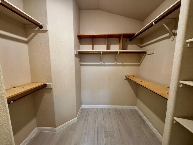 Building Photo - 104 Silk Tree Ln