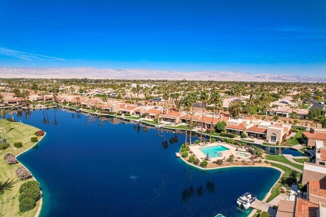 Building Photo - 142 Lakeshore Dr