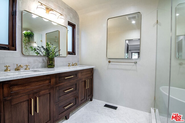 Building Photo - 3475 N Knoll Dr