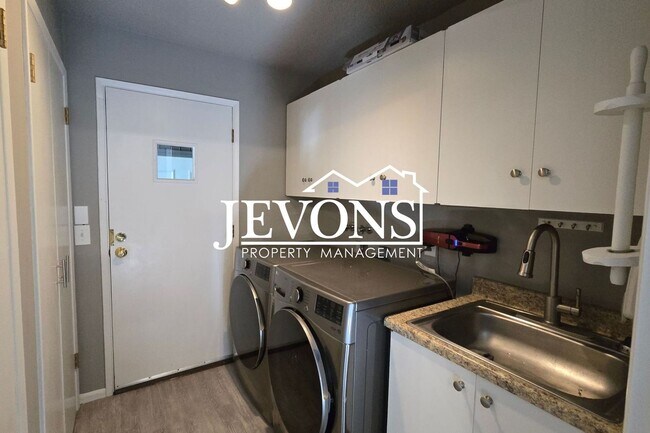 Building Photo - Energy-Efficient 3BR/2BA in Yakima w/ EV Charger & Private Backyard Porch