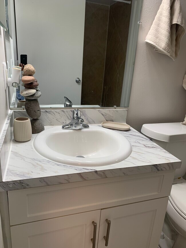 Building Photo - 2558 W Bird St