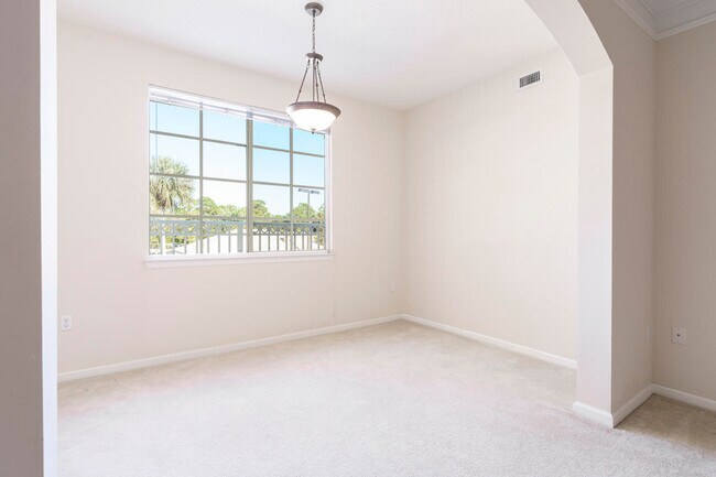 Building Photo - 1201 Myrtlewood Cir E