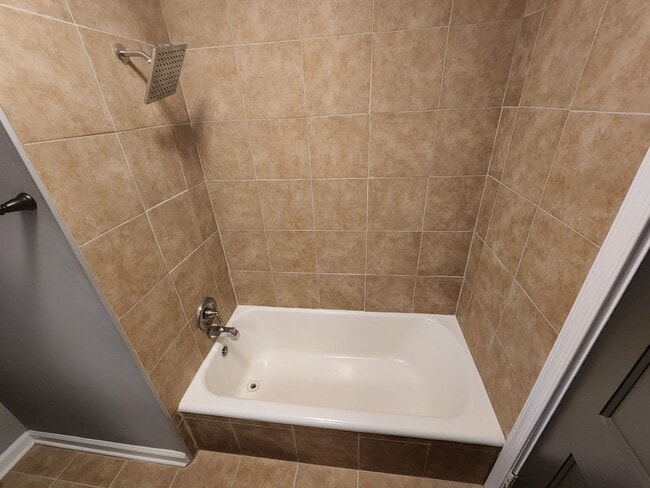 Building Photo - Beatuiful Two Bedroom Town Home