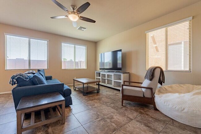 Building Photo - Spacious 3-Bed, 2.5-Bath Tucson Condo w/ G...