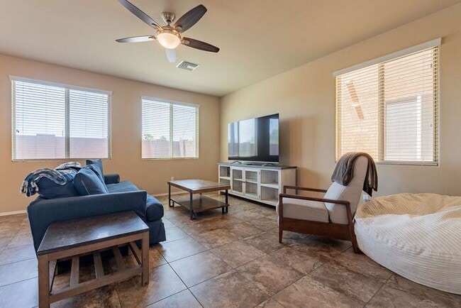 Building Photo - Spacious 3-Bed, 3-Bath Tucson Condo w/ Gar...