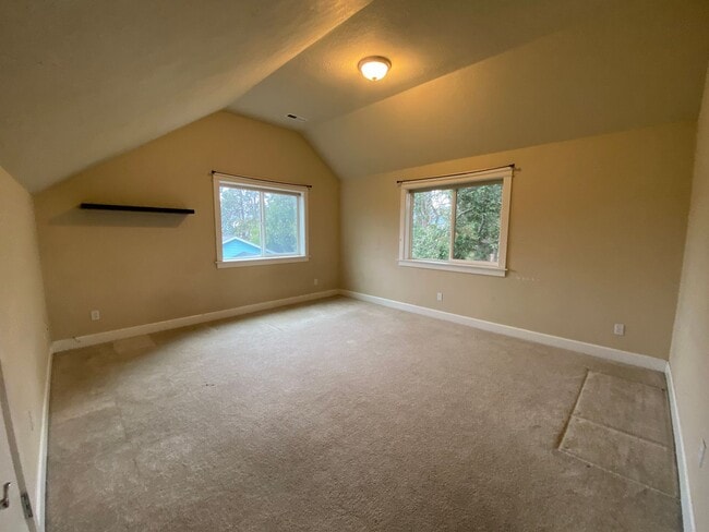 Building Photo - 3 Bedroom Home for Rent in Hood River