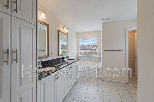Building Photo - 585 Hampton Dr