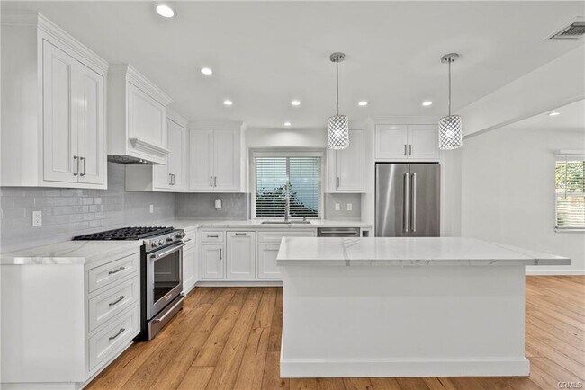 Building Photo - 1056 E Orange Grove Ave