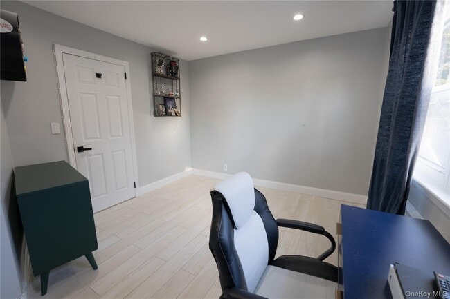 Building Photo - 275 Longvue Terrace