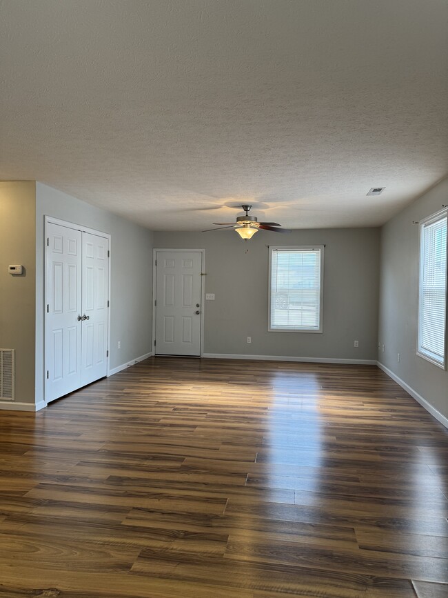 Building Photo - 143 School Side Dr