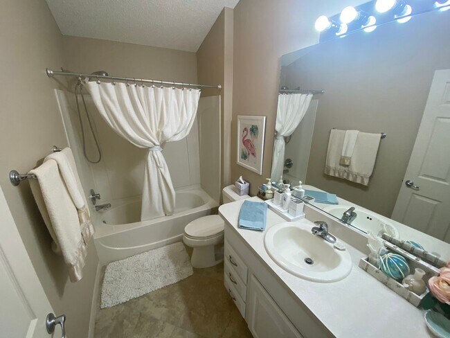 Building Photo - Beautiful Fully Furnished, SEASONAL RENTAL, Courtyard Villa In the Cottages at Summerchase