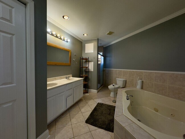 Building Photo - Charming 2Bed/2.5Bath in Washington Vilage - Extra Space in the Basement