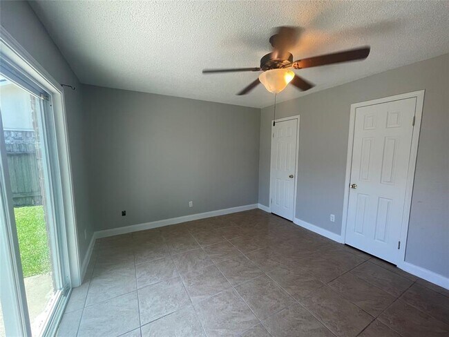 Building Photo - 1051 Sierra Shadows Dr