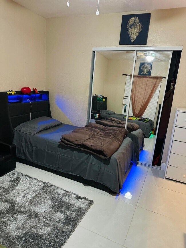 Building Photo - 833 Briggs St