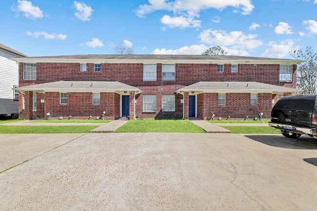 Building Photo - Recently updated 2-bedroom, 1.5-bathroom a...