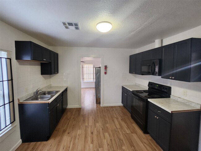 Building Photo - 3206 Anita St