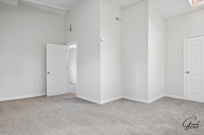 Building Photo - $1200 2 bedroom large home