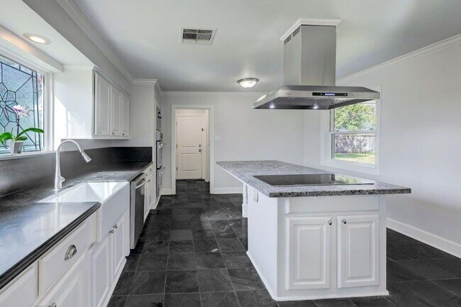 Building Photo - 6260 Briar Rose Dr