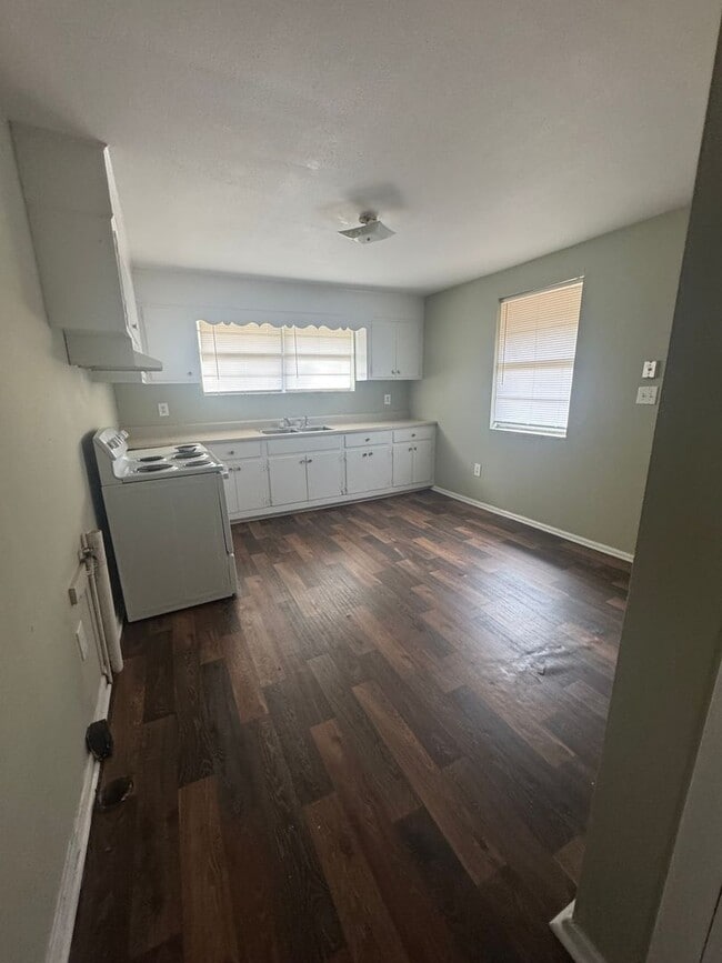 Building Photo - 907 Aelise St