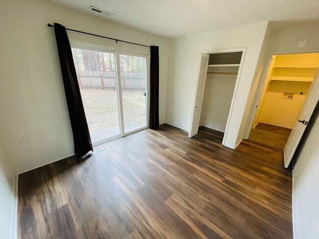 Building Photo - 3 bed 2 bath with private fenced yard