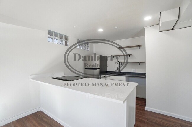 Building Photo - 1133 N Byrne Rd