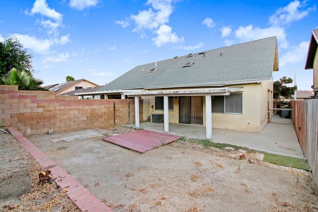 Building Photo - 3/2 Duplex for Lease in Lake Elsinore!