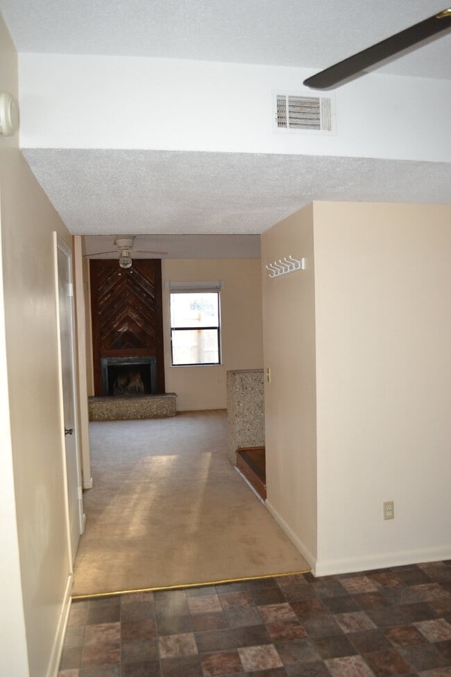 Building Photo - Home For Rent