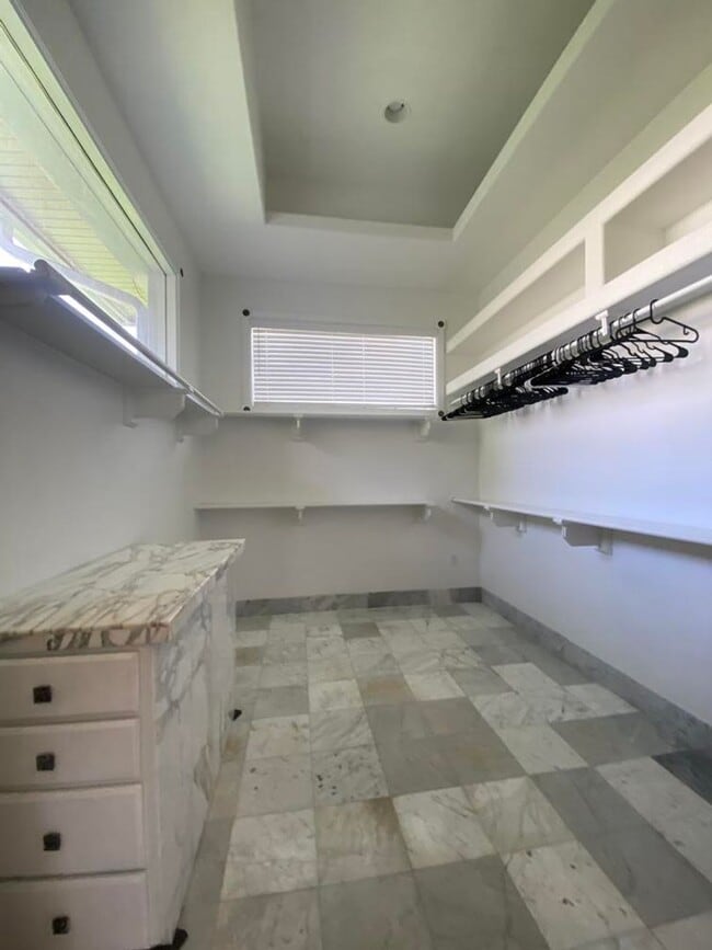 Building Photo - Spacious 3/2 with In-Law Suite
