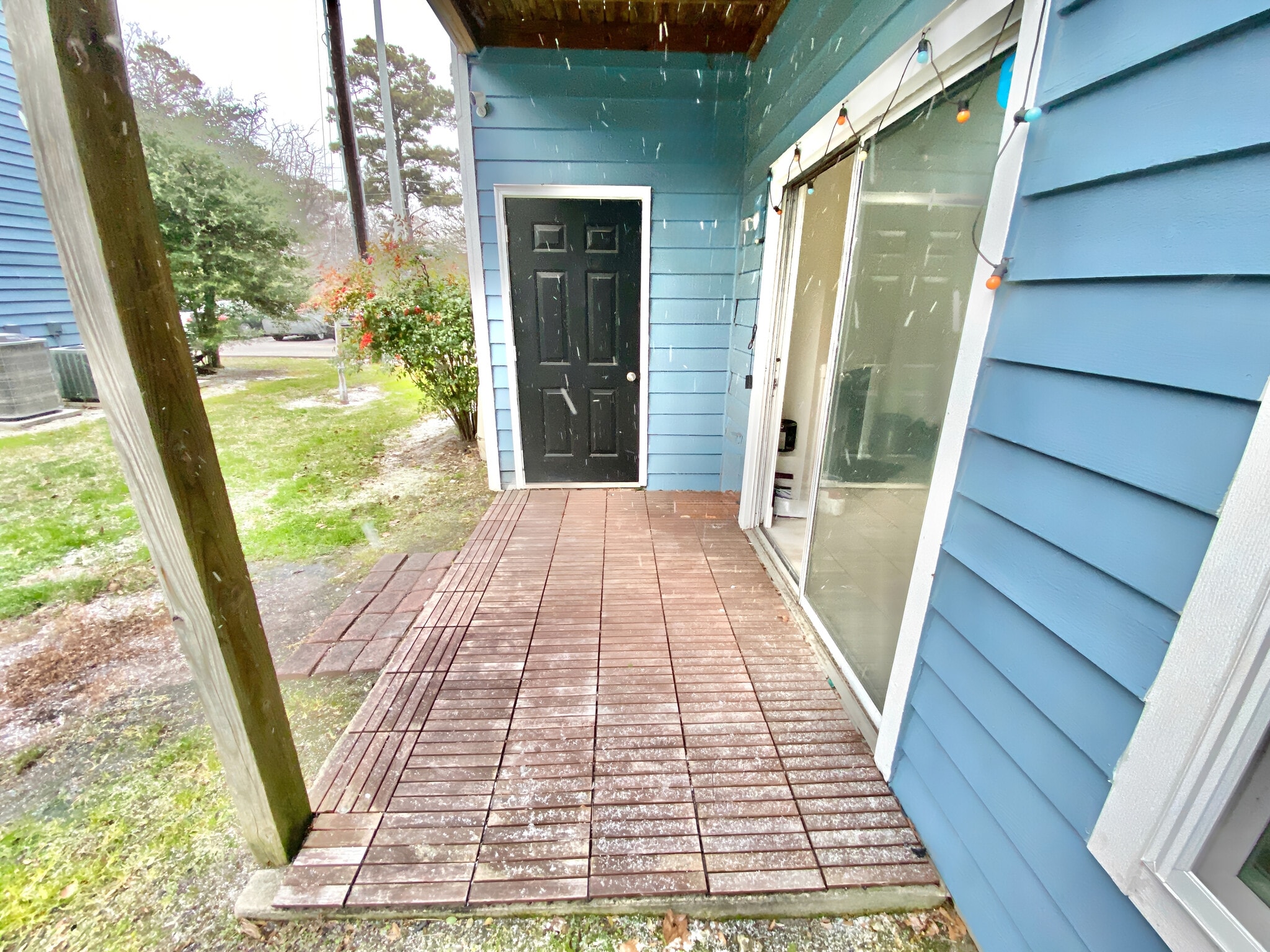 Private patio, storage closet, Courtyard access. - 4240 Wilshire Blvd