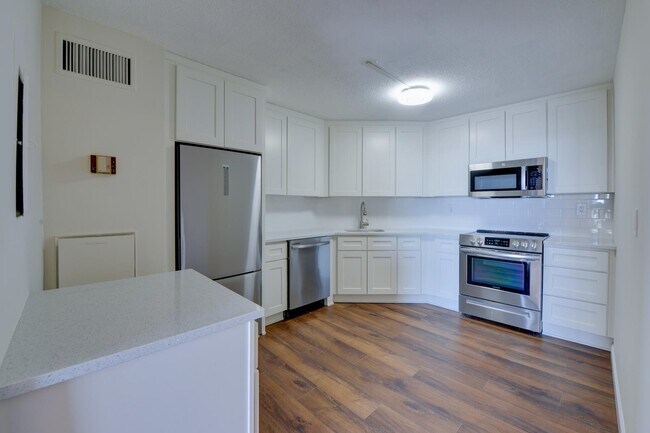 Building Photo - 1332 Harmon Cove Tower