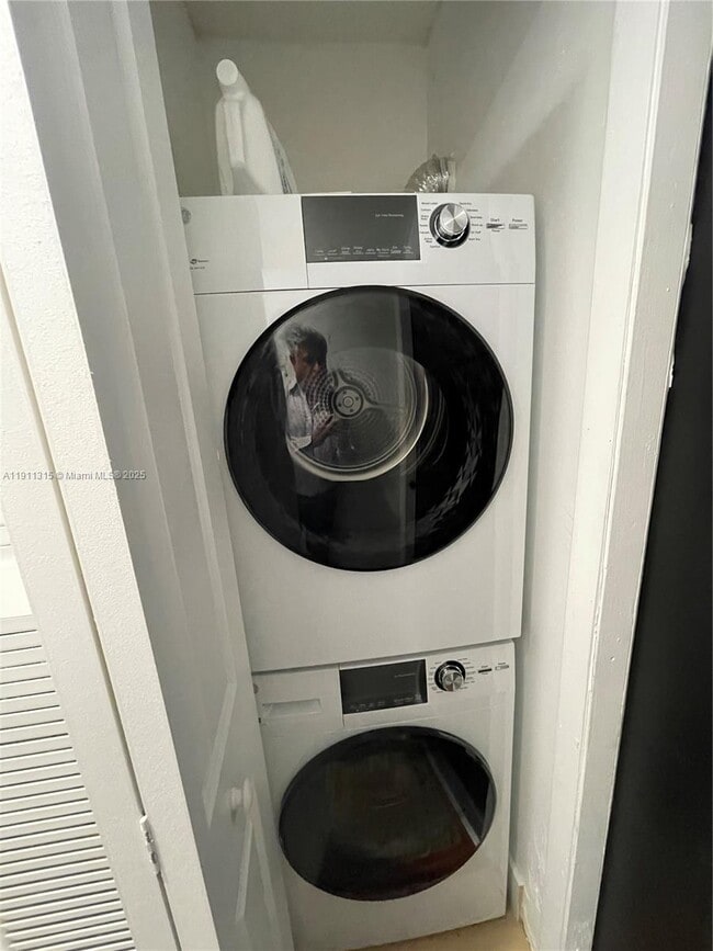 Building Photo - 10011 Winding Lake Rd