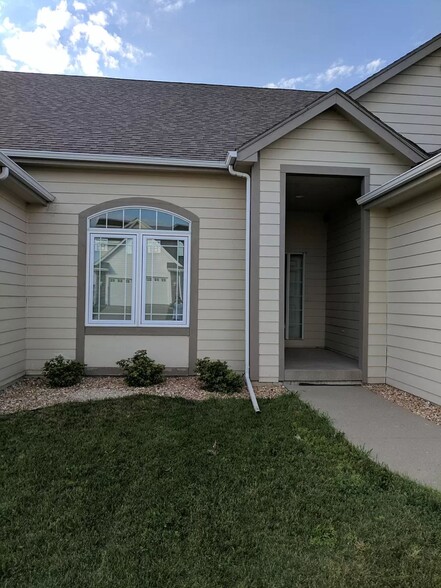 Building Photo - 306 Southwest Carriage Drive