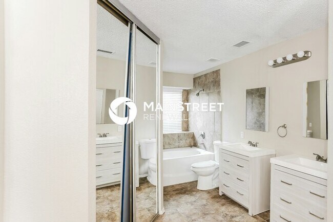 Building Photo - 3 Bedroom Pet-Friendly Home in Arlington, TX with Main Street Renewal