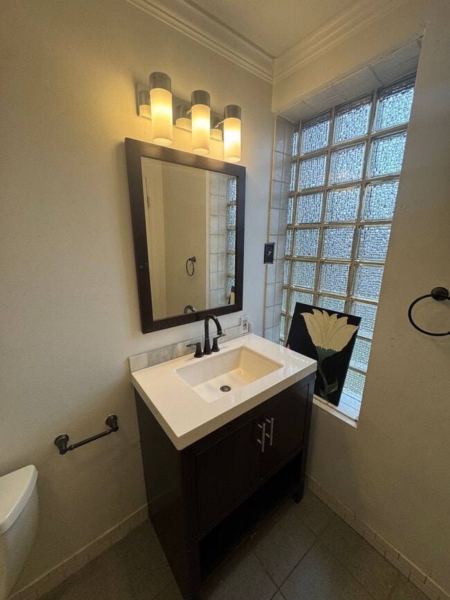 Building Photo - Spacious Private Oasis - 3 Bedroom 2 Bathroom House in Green Tree!