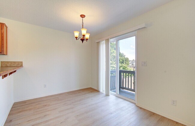 Building Photo - Beautiful Townhome- 3 Bedrooms