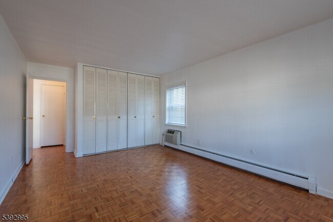 Building Photo - 135 S Maple Ave
