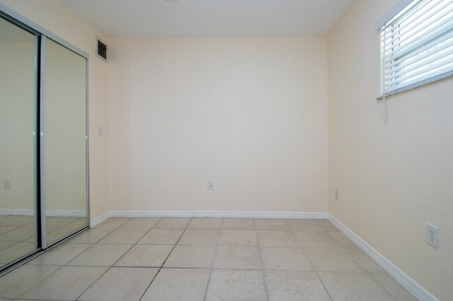 Building Photo - Indian Beach Park Duplex - walk to Ringling College!!