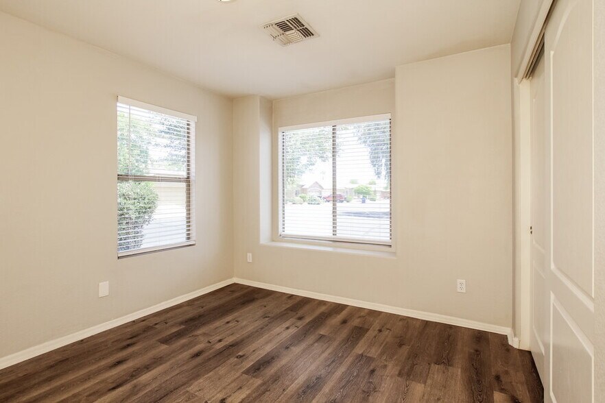 Building Photo - 802 S 126th Ave