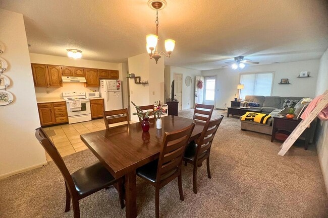 Building Photo - 2402 Garden Dr