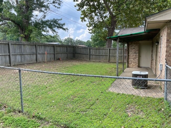 Building Photo - 2 Bedroom 1 Bath Duplex in West Tyler! Tour Today!