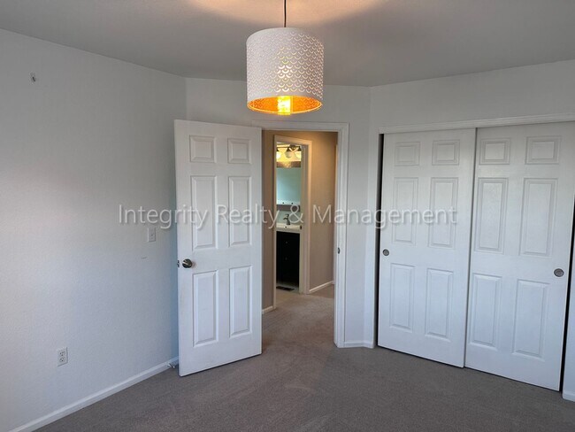 Building Photo - 10163 Foxridge Cir